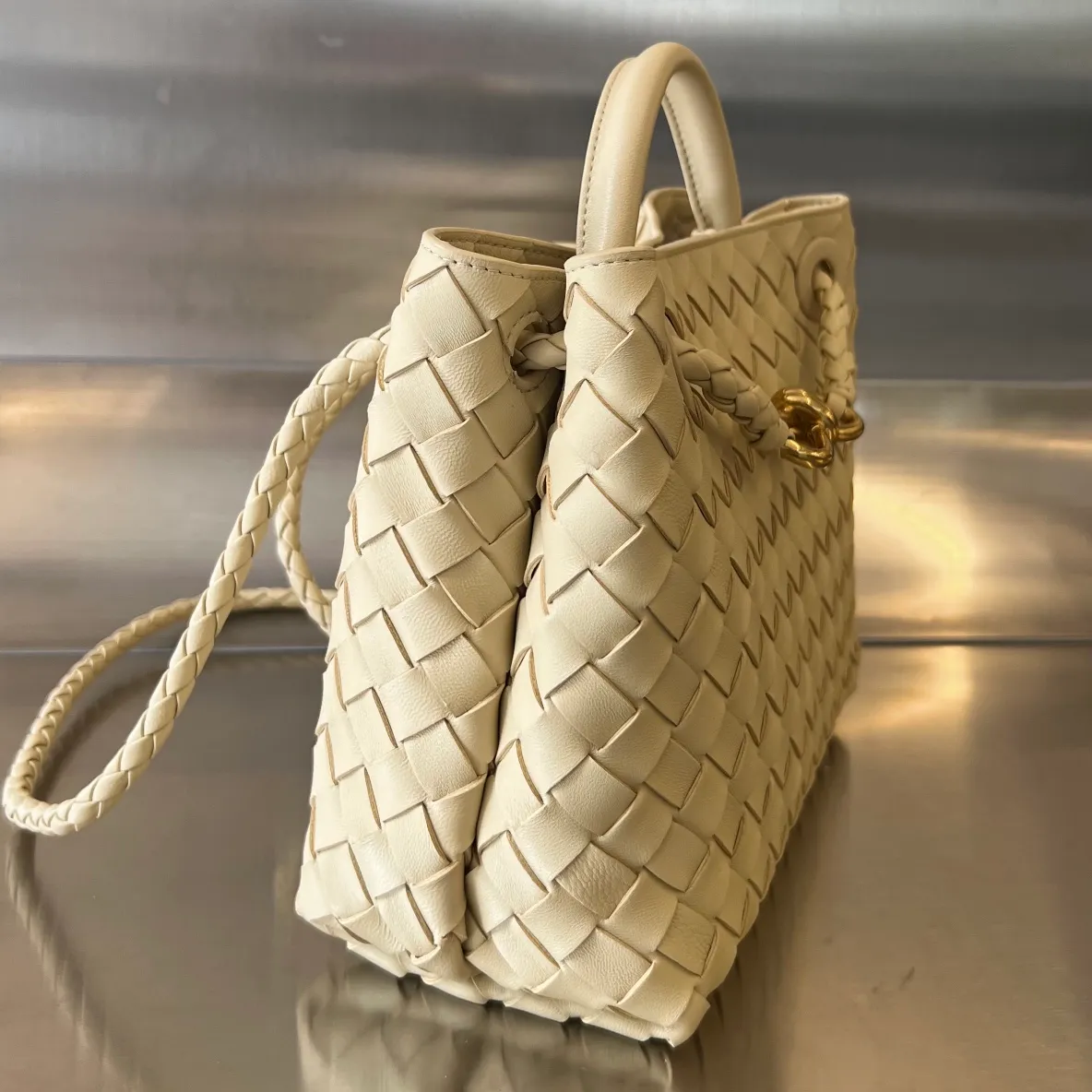 Batch 1860 #Bottega Veneta 2023 spring and summer new Andiamo handbags. Many stars have the same style 🎈 743568. Classic full-body leather weaving with golden knot buckle. Stable enough yet chic enough [satisfied] The whole body is made of Nappa sheep leather. Comfortable, soft and dynamic. The sliding metal knot buckle can adjust the shoulder strap, single shoulder/handbag/crossbody. Multiple carrying methods. Large capacity of the bag. Suitable for commuting/daily use/traveling. This bag is divided into small/medium/large sizes. There is always one that suits you. Then take me with you🎀🎀 Size: 25x22x10.5 p2640